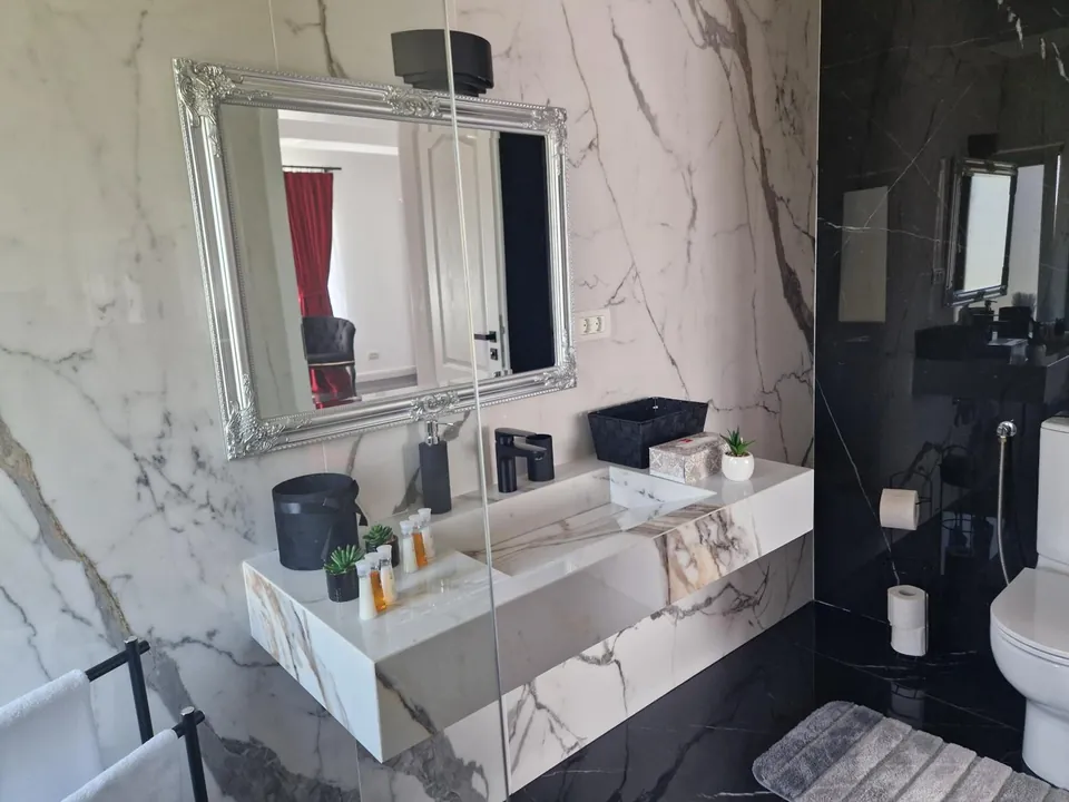 Lavoar din marmură cu oglindă cu ramă argintie