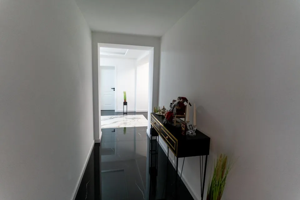 Coridor luminos la etaj, cu consolă decorativă