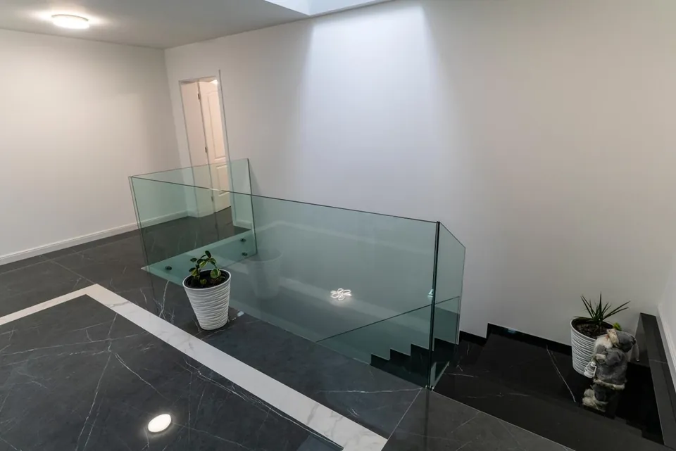 Palier la mansardă cu balustradă din sticlă