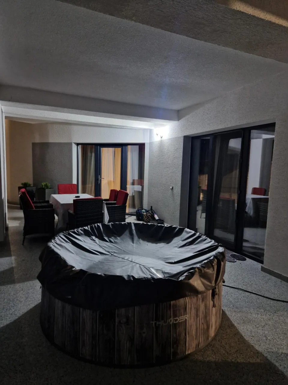 Terasă acoperită cu ciubăr din lemn sub prelată