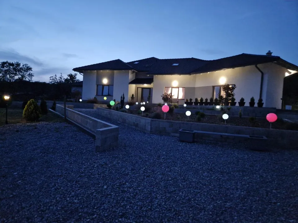 Vila DAR House din Vâlcele, Hunedoara, seara, cu grădina iluminată